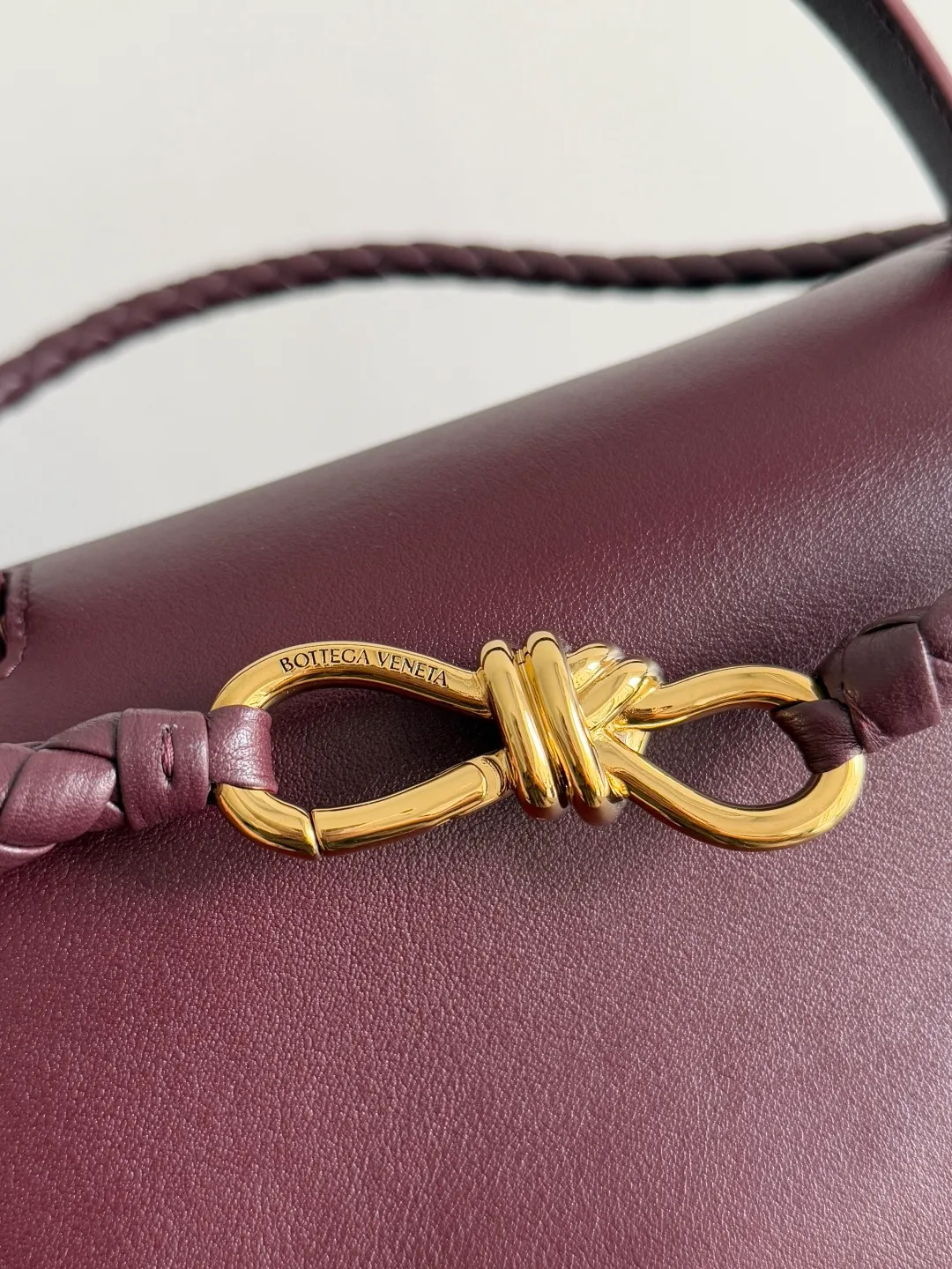 Batch 3160 BottegaVeneta Latest Ciao Ciao Bag Silky cowhide two-way flap handbag with signature twist detail, hidden hook closure, flap can be fastened to the front or attached to the INTRECCIATO woven internal pocket, comes with an adjustable and removable crossbody strap, internal compartment, and also features a zippered pocket. The surprise flap has various shapes. Style 1 - Cover the bag surface, exposing the knot and knot decoration. Style 2 - Place the flap inside the bag. A buckle is also designed. Style 3 - The U-shaped position of the top handle in the hand bag. Style No.: 826195 Size: 42*32*15cm